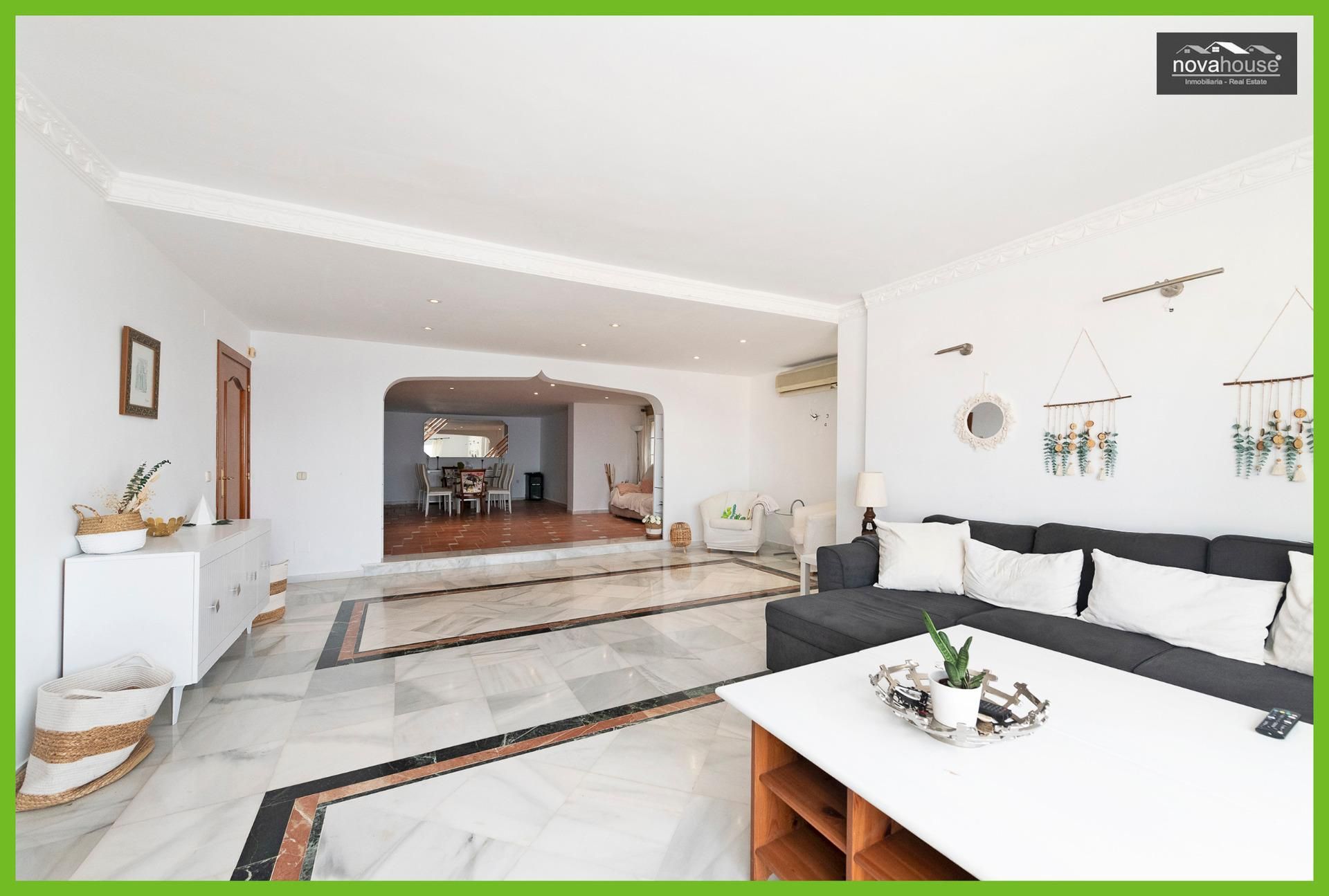 Sala d'estar de Casa o xalet en venda en Rincón de la Victoria amb Aire condicionat, Jardí privat i Terrassa