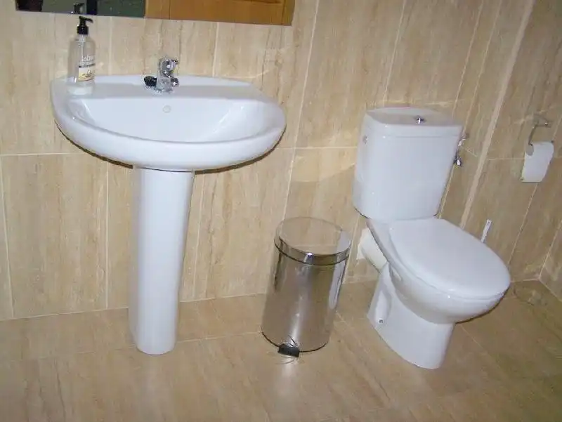 Baño de Piso de alquiler en Plasencia con Aire acondicionado, Calefacción y Jardín privado