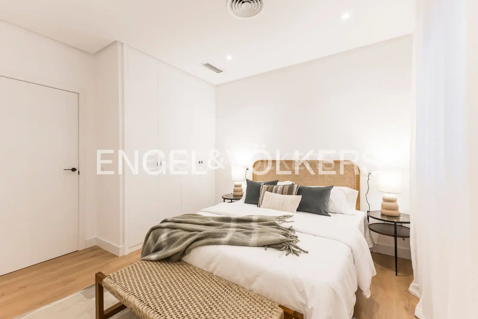 Bedroom of Flat for sale in Madrid  with Air Conditioner, Heating and Balcony