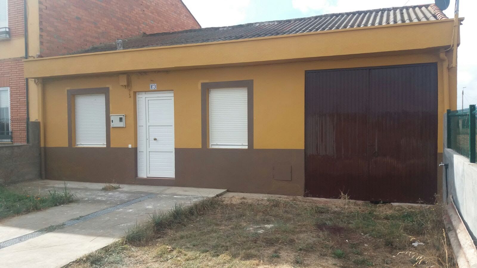 Vista exterior de Casa adosada en venda en Roperuelos del Páramo amb Terrassa, Moblat i Forn
