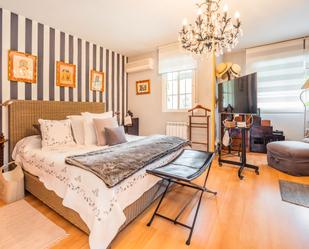 Dormitori de Casa adosada en venda en La Moraleja amb Aire condicionat, Terrassa i Piscina