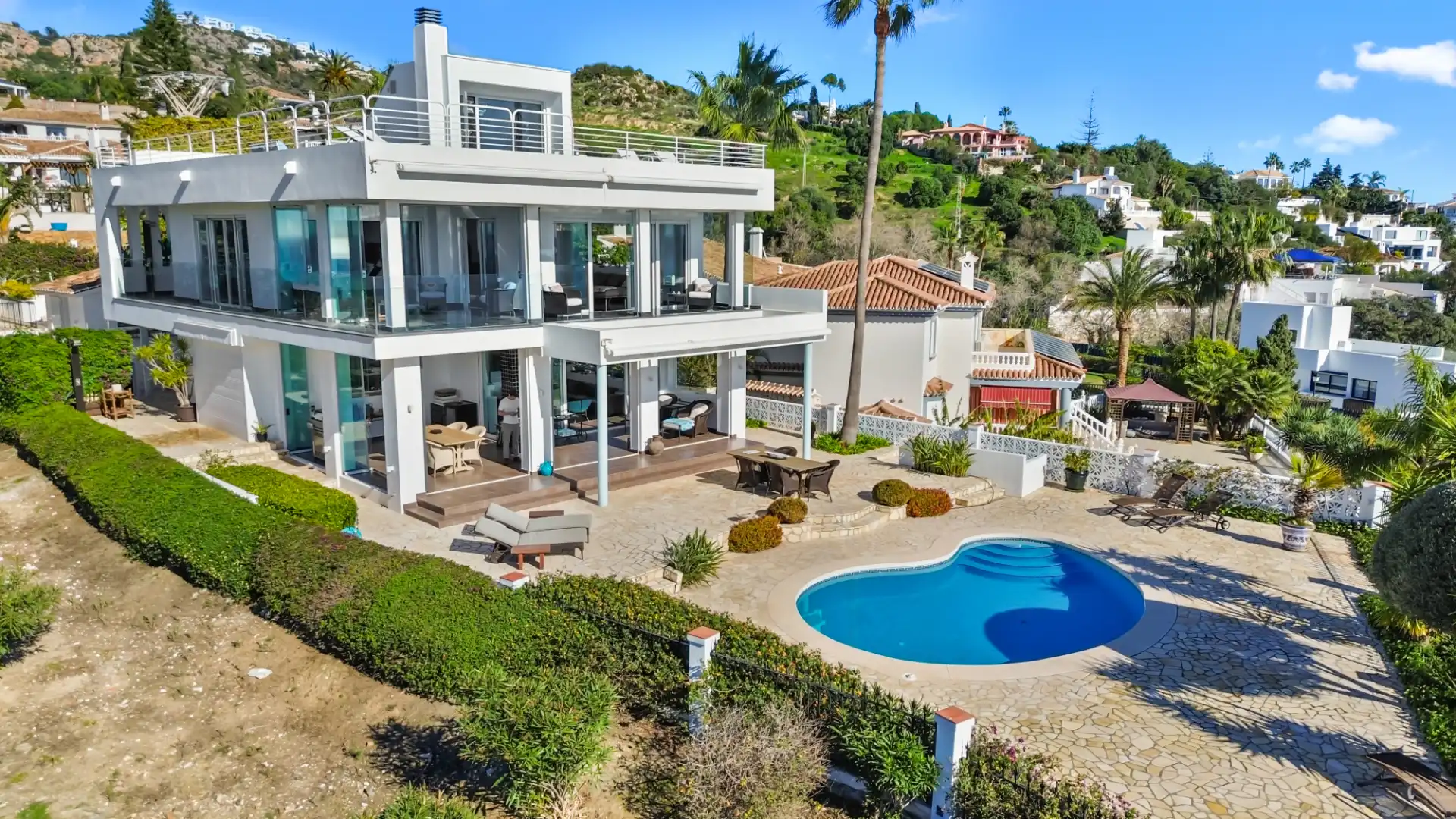 Vista exterior de Casa o xalet en venda en Benalmádena amb Aire condicionat, Calefacció i Jardí privat