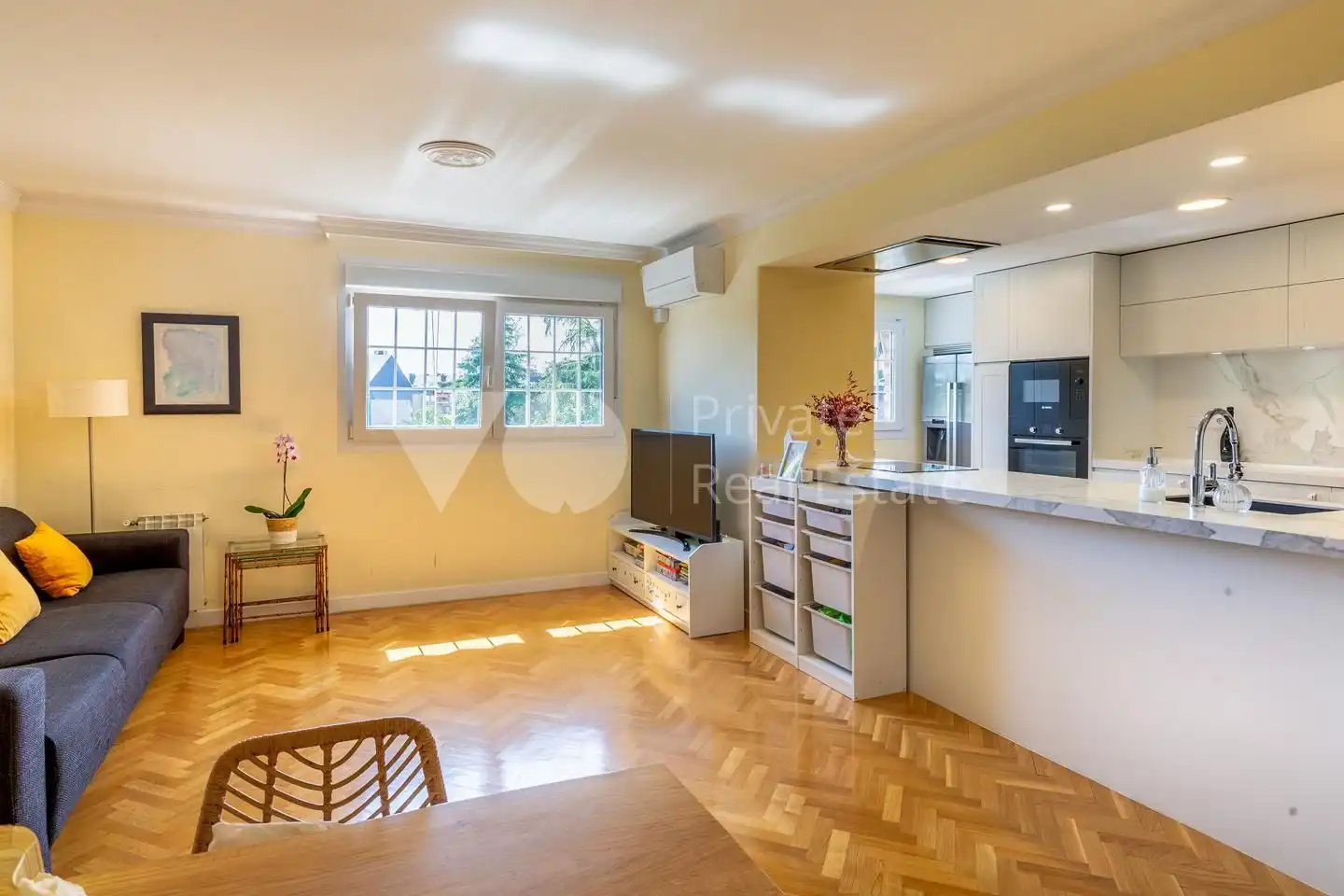 Sala de estar de Dúplex en venta en Majadahonda con Aire acondicionado, Calefacción y Parquet