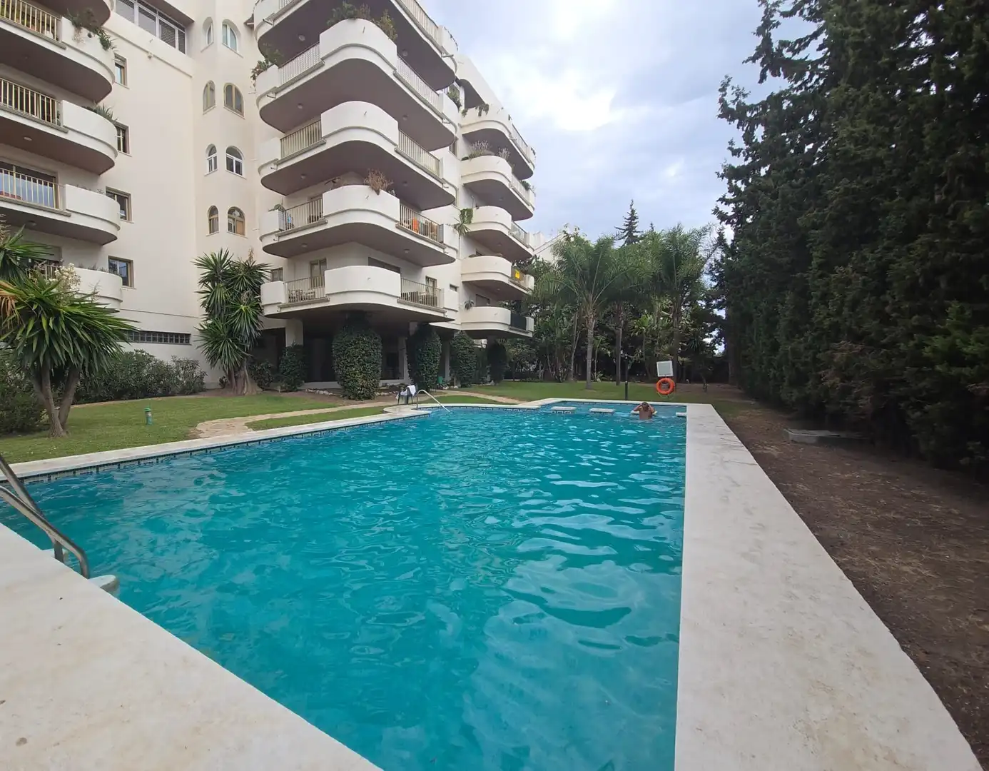 Pis amb piscina en venda a Calle Irís