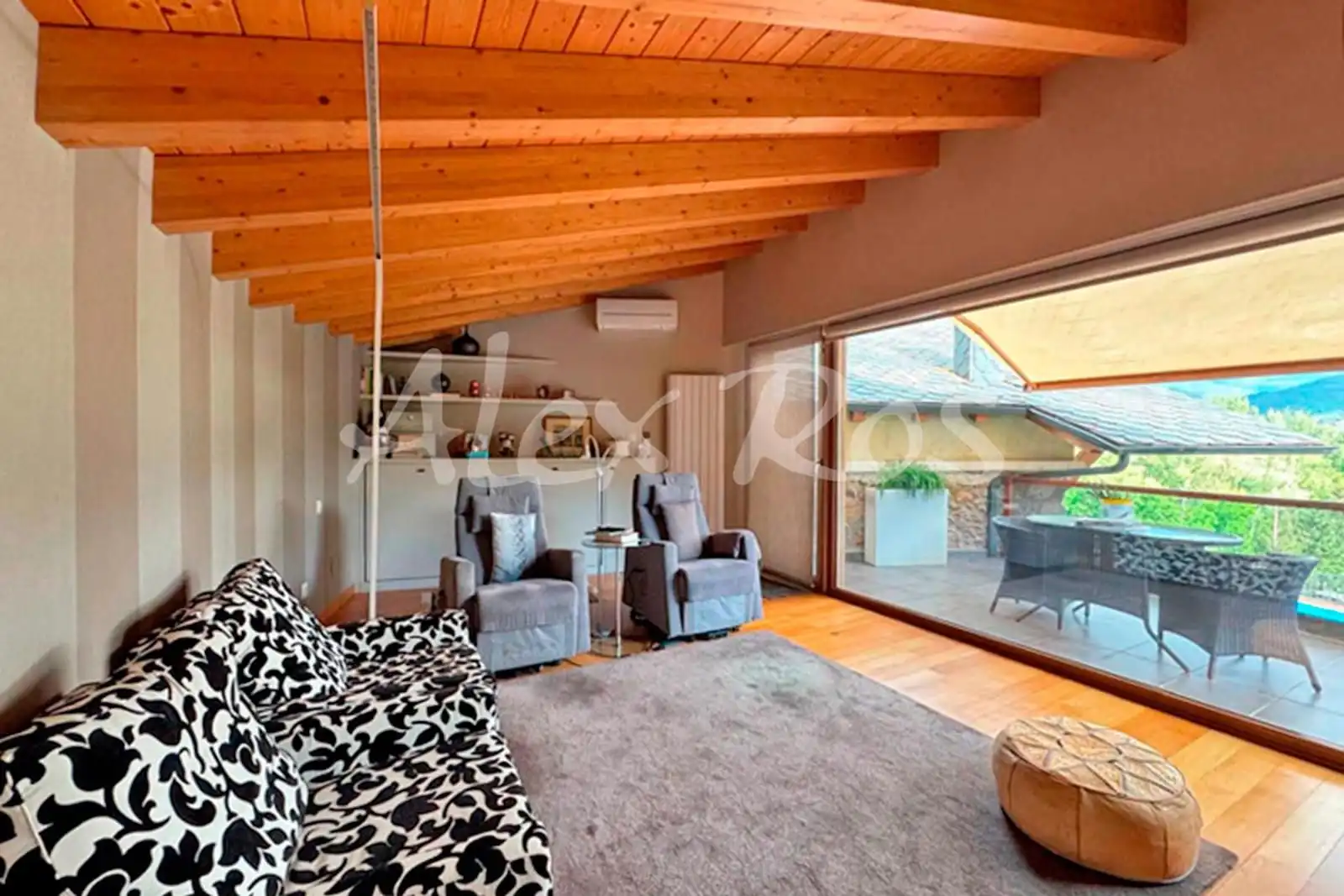 Sala d'estar de Casa o xalet en venda en La Seu d'Urgell amb Aire condicionat, Calefacció i Jardí privat