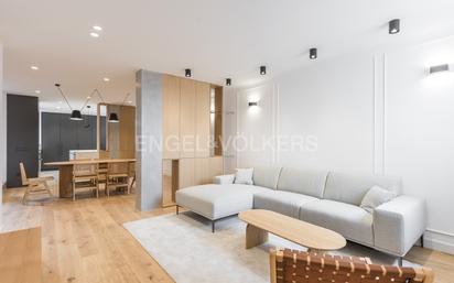 Sala d'estar de Apartament en venda en  Madrid Capital amb Aire condicionat i Parquet