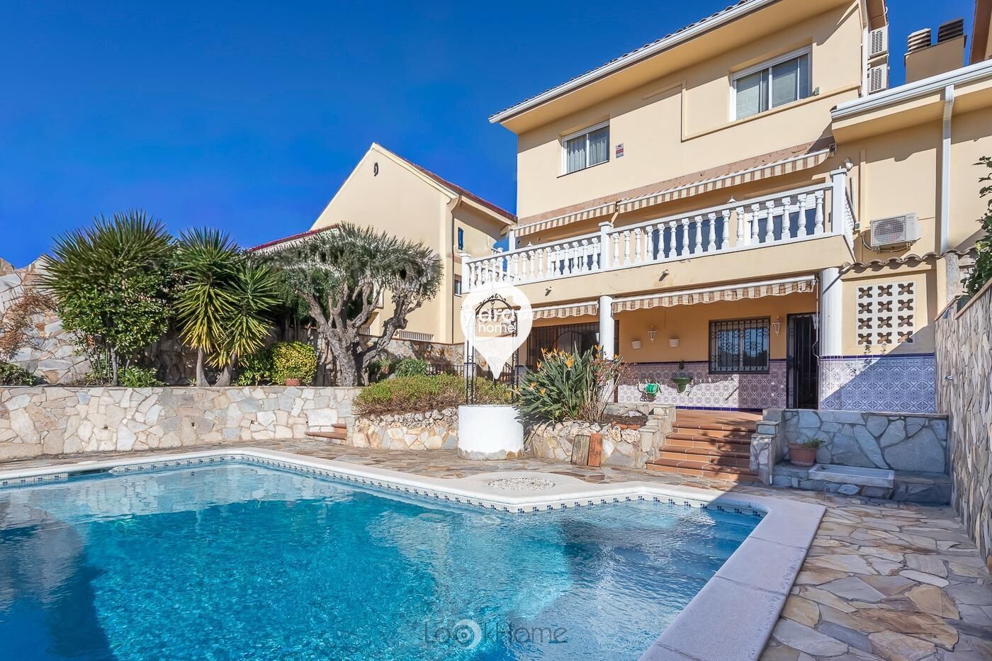 Vista exterior de Casa adosada en venda en Mataró amb Aire condicionat, Terrassa i Traster