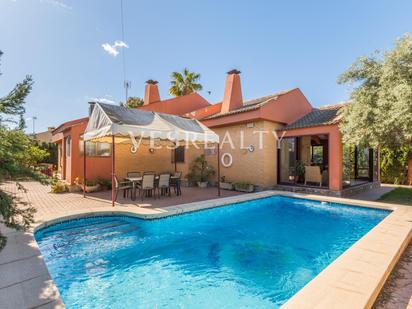 Vista exterior de Casa o xalet en venda en San Vicente del Raspeig / Sant Vicent del Raspeig amb Aire condicionat, Terrassa i Piscina