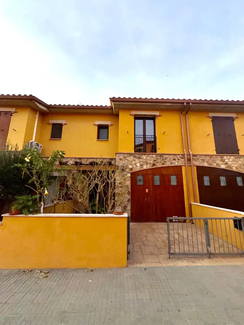 Adossat amb terrassa en venda a Carrer de Can Vinyes