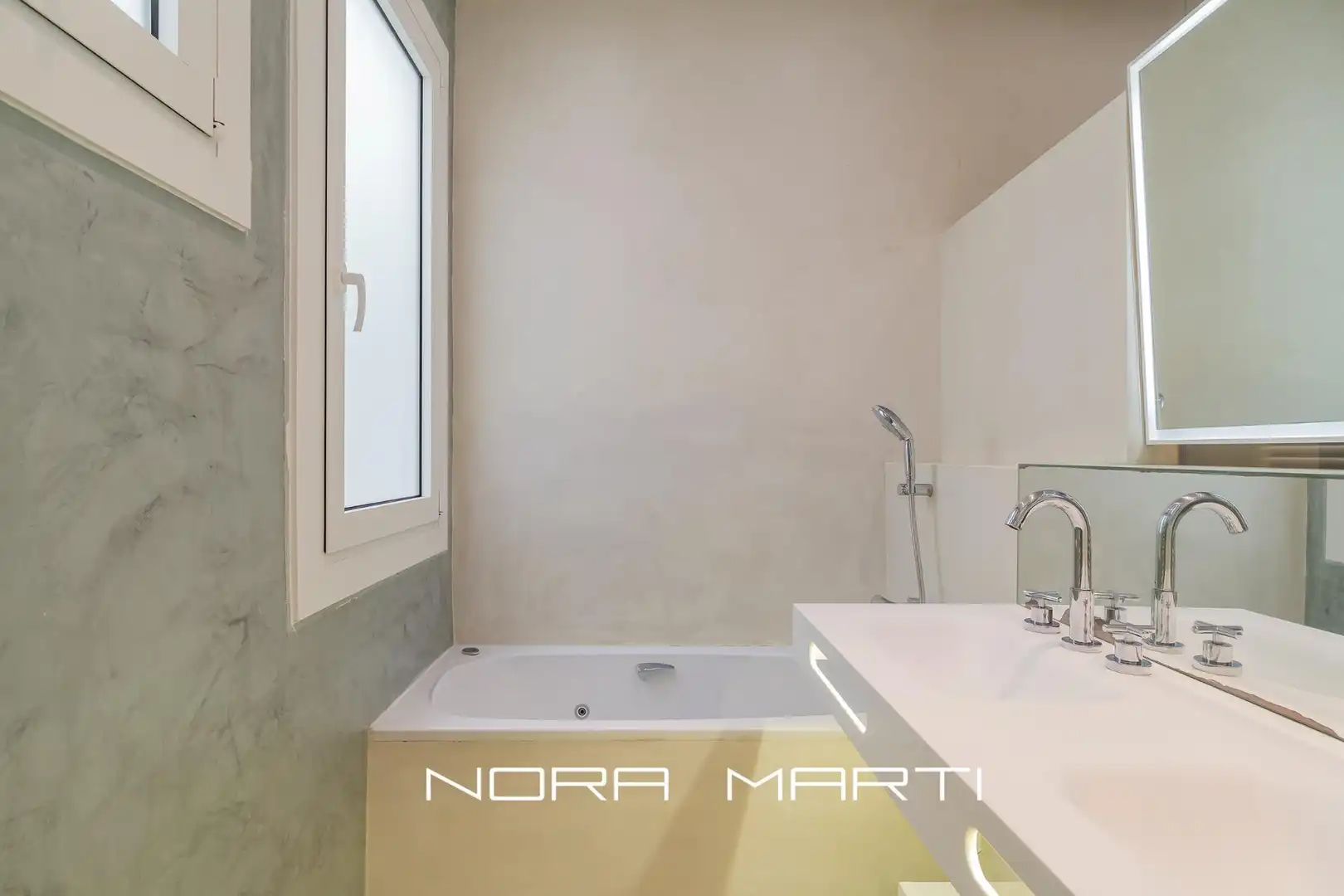 Badezimmer von Wohnung zur Miete in Barcelona mit Klimaanlage, Heizung und Privatgarten