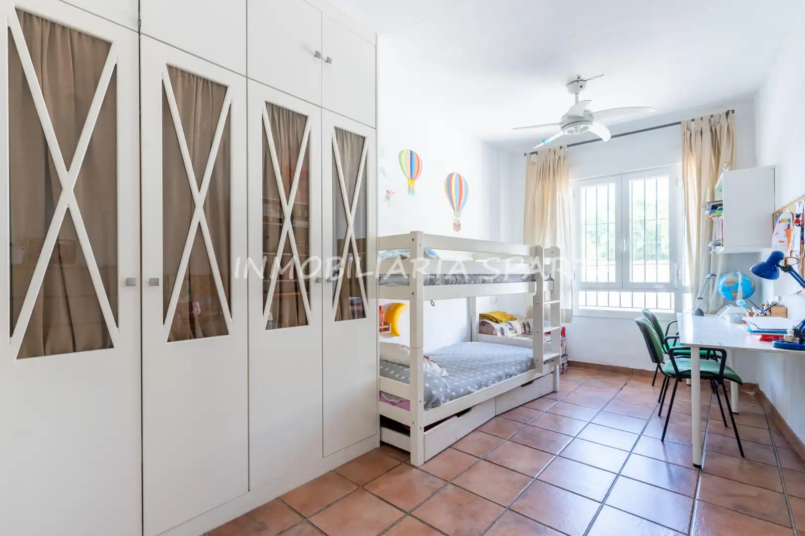 Habitación de Casa adosada en venta en Gelves con Terraza, Horno y Lavadora