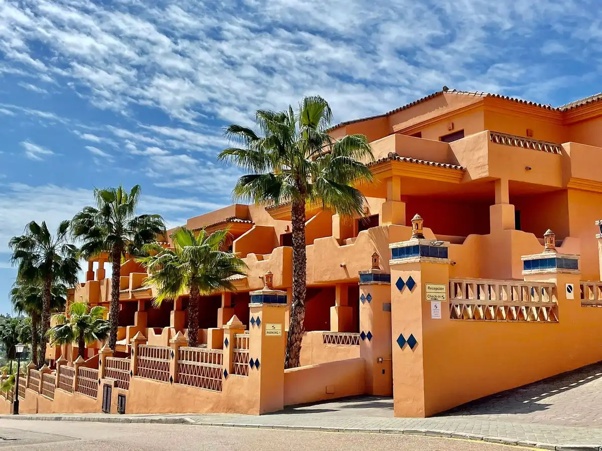 Apartament amb piscina en venda a Benahavís pueblo, imagen 2