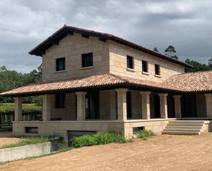 Vista exterior de Casa o xalet en venda en Vilanova de Arousa amb Aire condicionat, Calefacció i Jardí privat