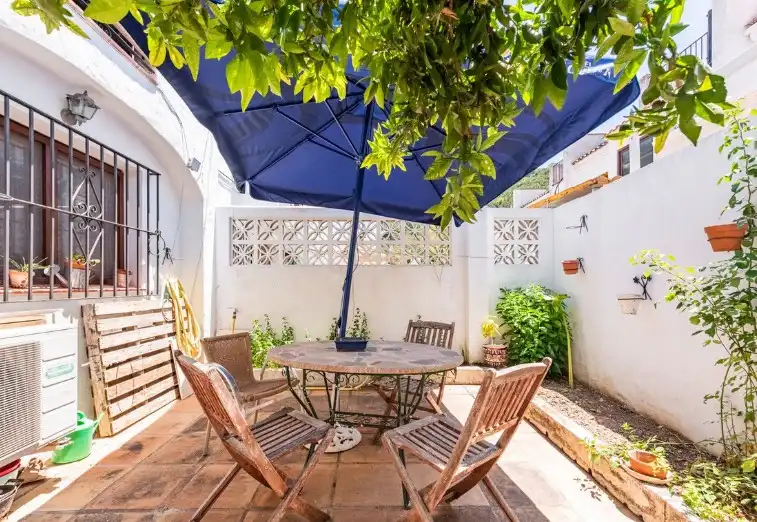 Terrasse von Einfamilien-Reihenhaus zum Verkauf in Benahavís mit Klimaanlage, Heizung und Terrasse