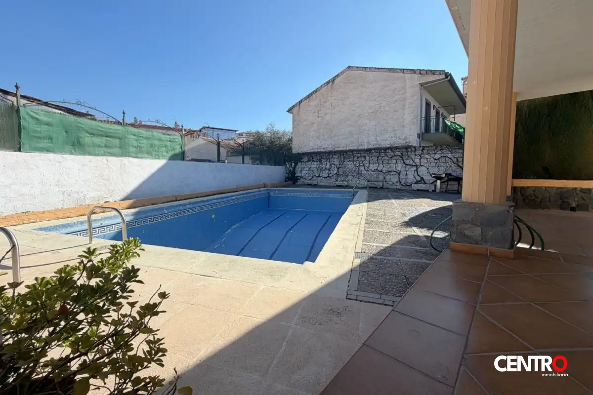Piscina de Pis en venda en La Zubia amb Aire condicionat, Calefacció i Jardí privat