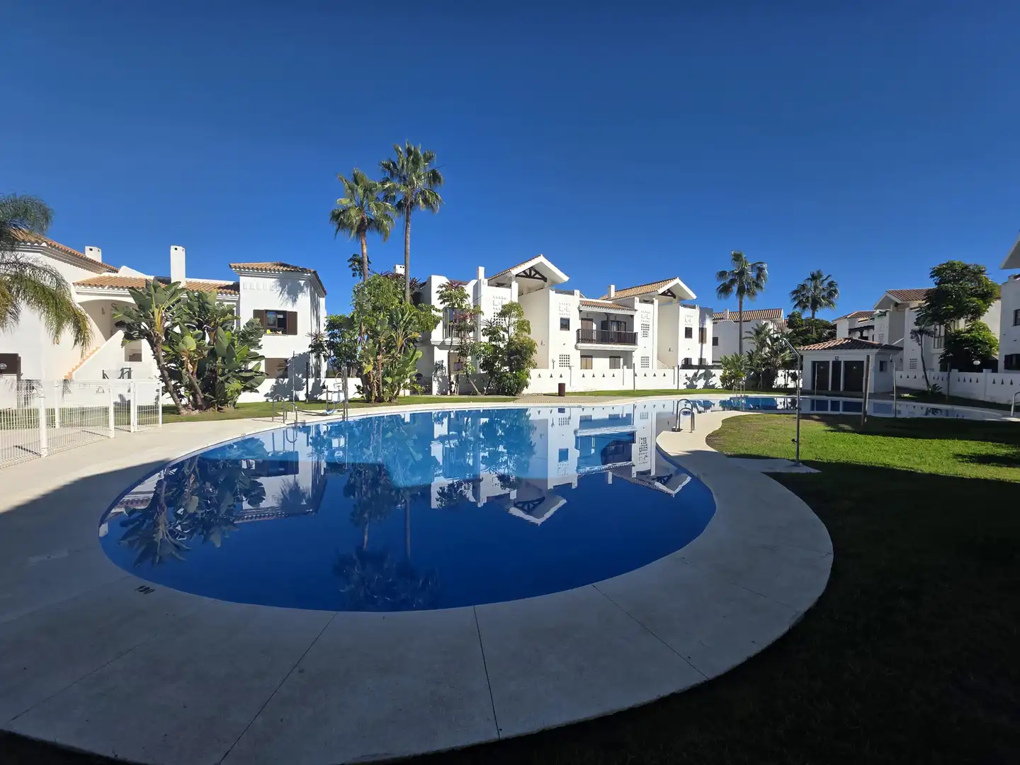 Schwimmbecken von Erdgeschoss zum Verkauf in La Alcaidesa mit Klimaanlage, Privatgarten und Terrasse