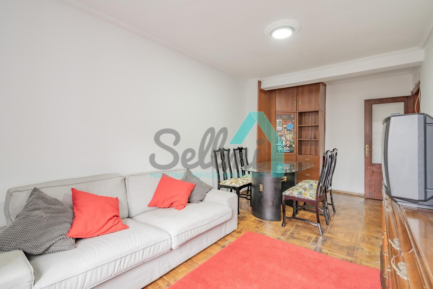 Sala d'estar de Pis en venda en Oviedo  amb Parquet