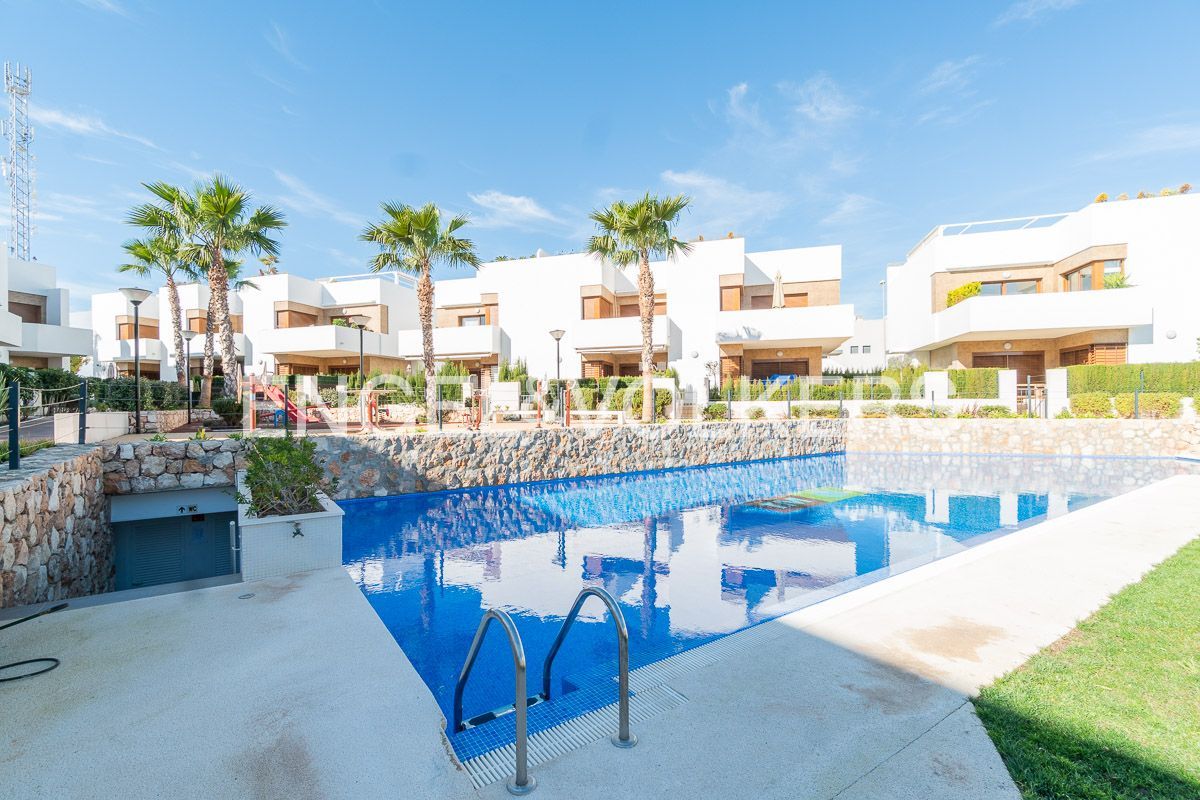 Vista exterior de Apartament en venda en Orihuela amb Aire condicionat, Calefacció i Jardí privat