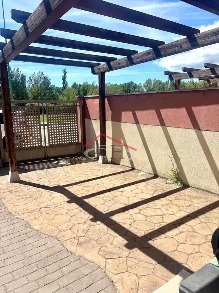 Terraza de Casa adosada en venta en Sariegos con Calefacción, Jardín privado y Terraza