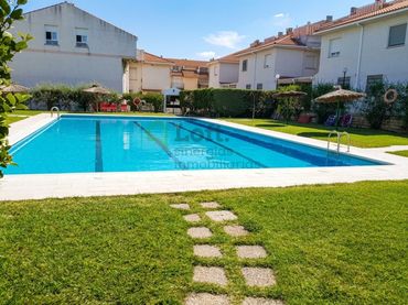 Maison mitoyenne avec piscine à vendre à Avenida Elvas