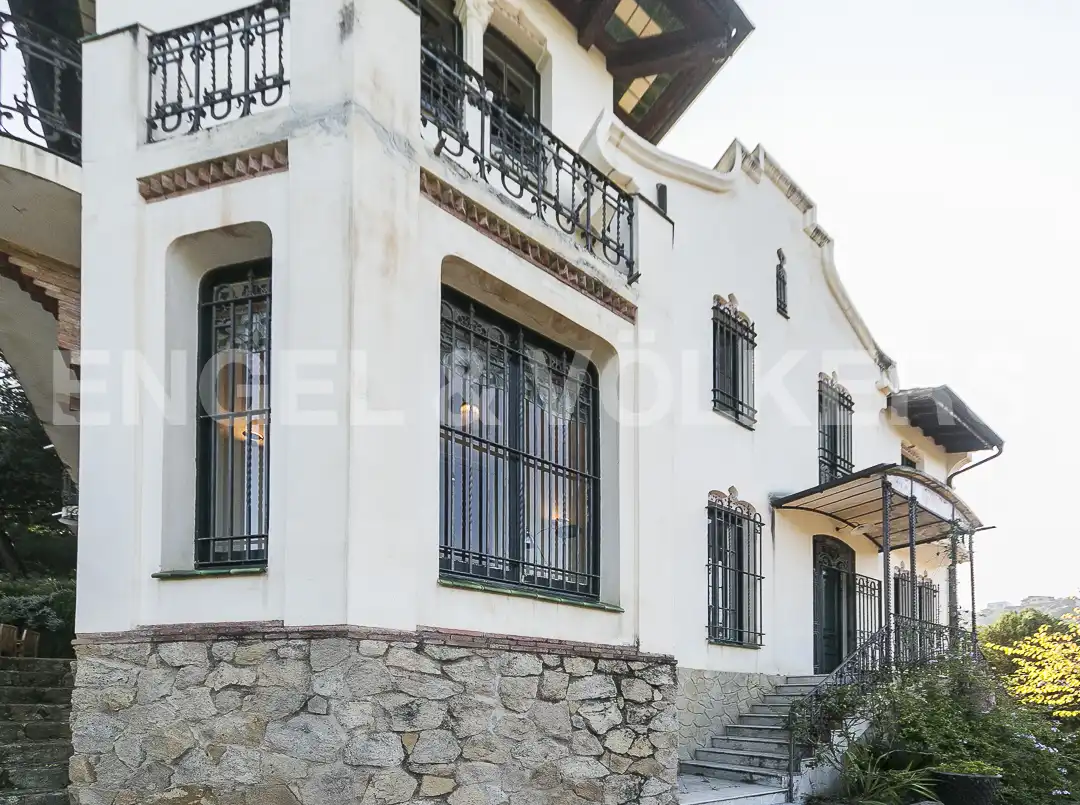 Außenansicht von Haus oder Chalet zum Verkauf in Barcelona mit Heizung, Terrasse und Abstellraum