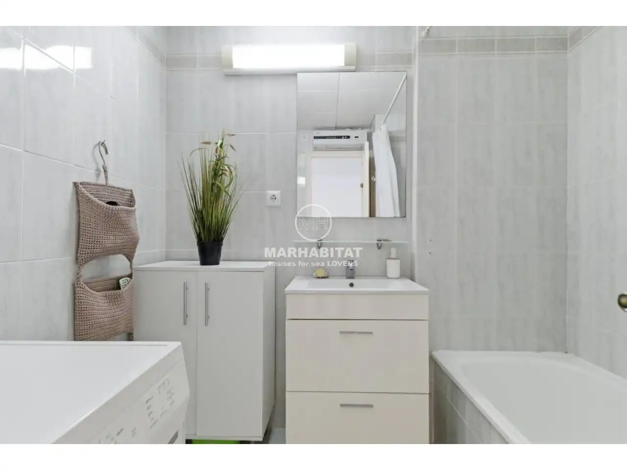 Baño de Piso en venta en L'Escala con Terraza, Amueblado y Piscina comunitaria