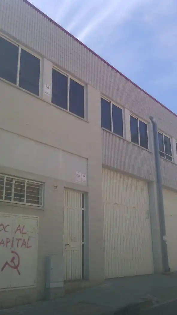 Außenansicht von Fabrikhallen zur Miete in Teià