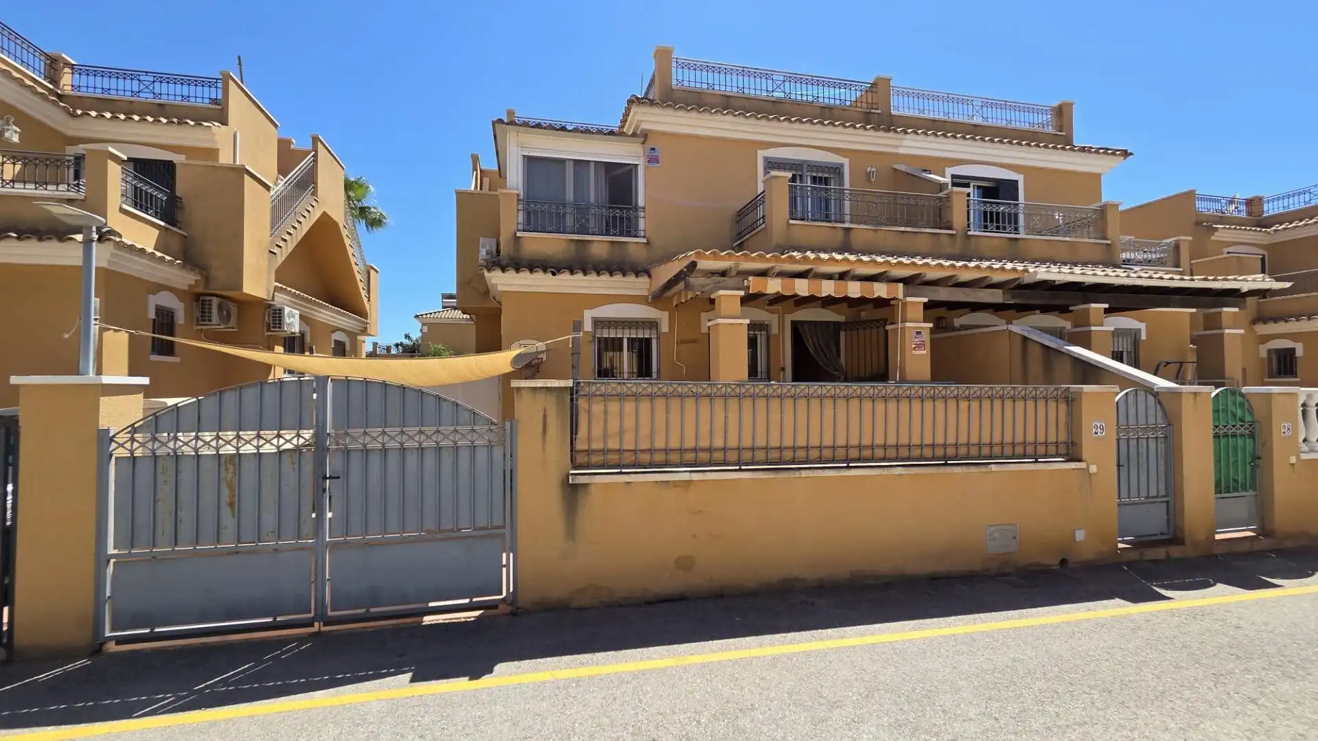 Vista exterior de Casa adosada en venda en Torrevieja amb Aire condicionat, Jardí privat i Terrassa