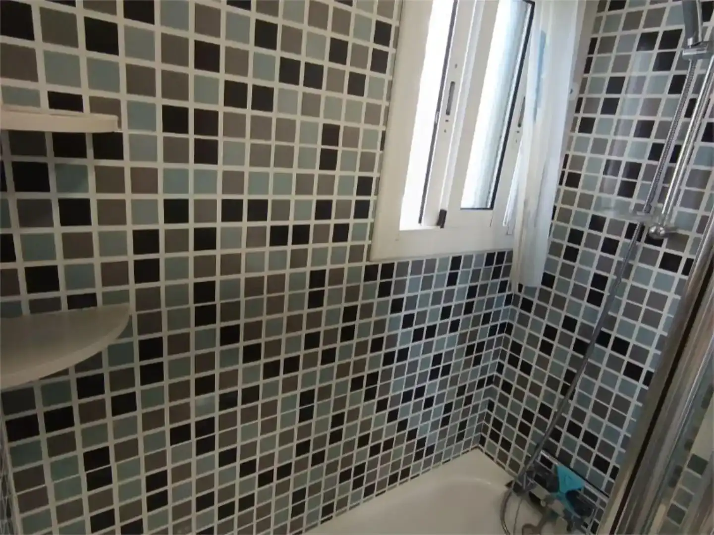 Badezimmer von Wohnung zur Miete in Barcelona mit Klimaanlage, Parkett und Möbliert