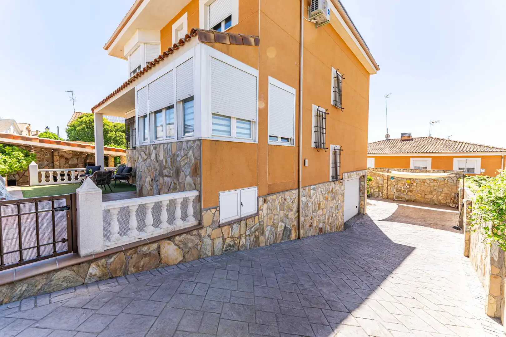 Vista exterior de Casa o chalet en venta en Serranillos del Valle con Aire acondicionado, Calefacción y Jardín privado