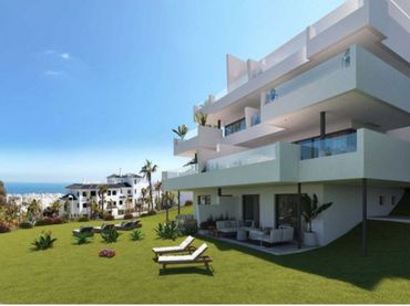 Bajo con piscina en venta en Altos de Estepona