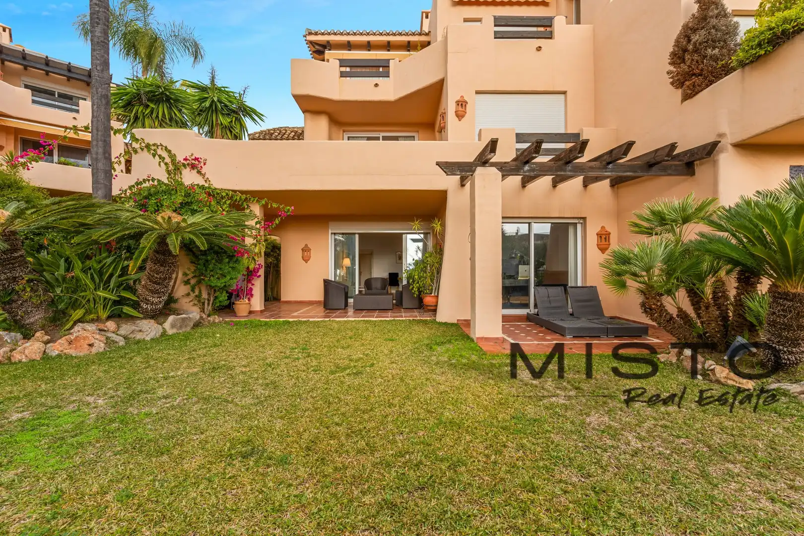 Vista exterior de Piso en venta en Marbella con Aire acondicionado, Terraza y Piscina