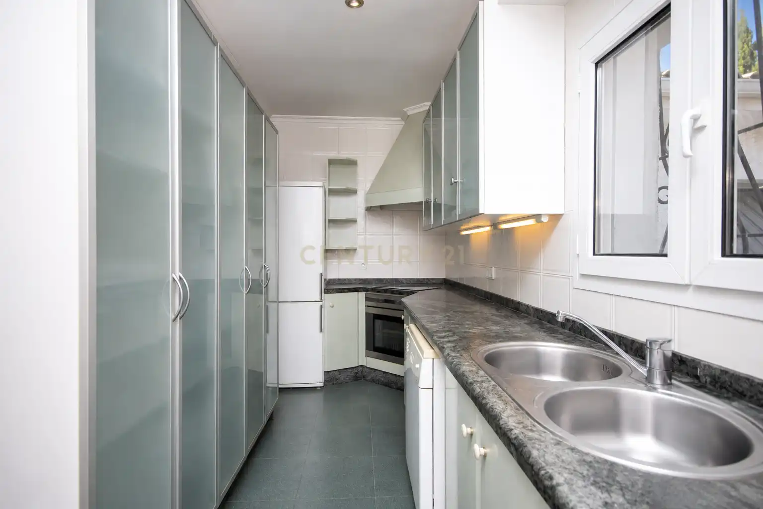 Cocina de Casa o chalet en venta en Alicante / Alacant con Jardín privado, Trastero y Piscina