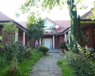 Vista exterior de Casa o xalet en venda en Camargo amb Calefacció, Jardí privat i Parquet