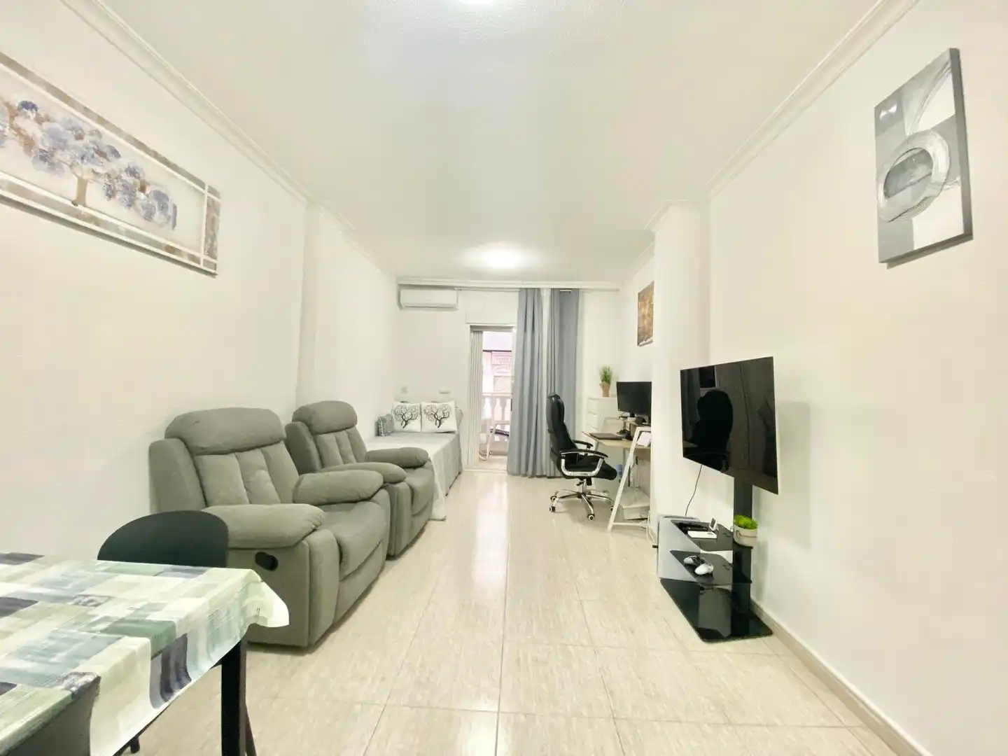 Sala d'estar de Apartament de lloguer en Torrevieja amb Aire condicionat, Calefacció i Moblat