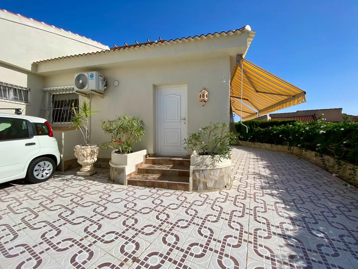 Vista exterior de Casa o xalet en venda en Rojales amb Aire condicionat, Calefacció i Jardí privat