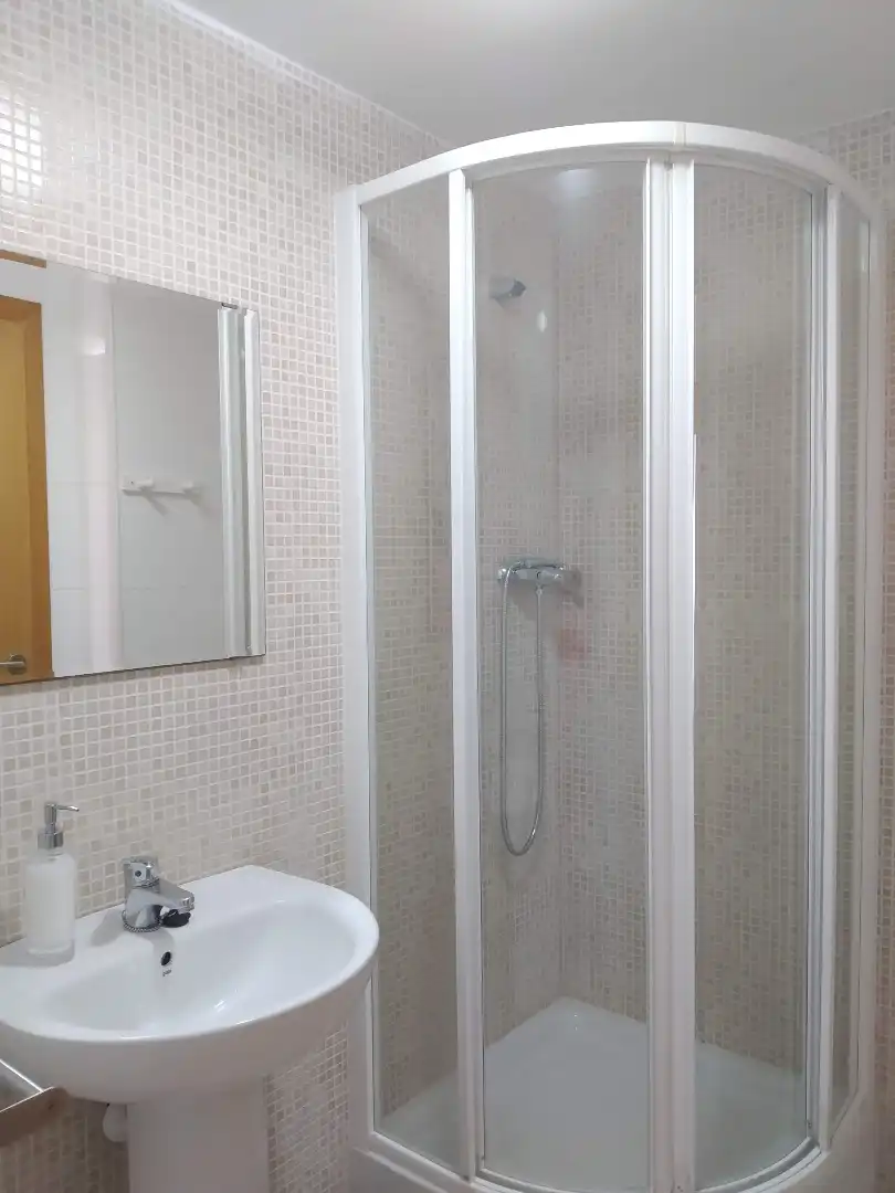 Badezimmer von Dachboden zum Verkauf in Cambrils mit Klimaanlage, Heizung und Terrasse