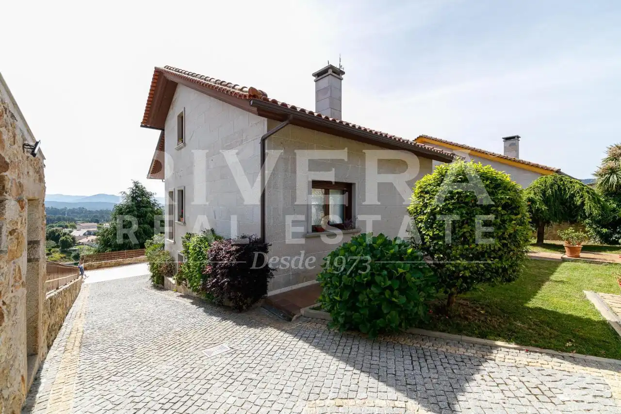 Vista exterior de Casa o chalet en venta en O Rosal   con Calefacción, Jardín privado y Terraza