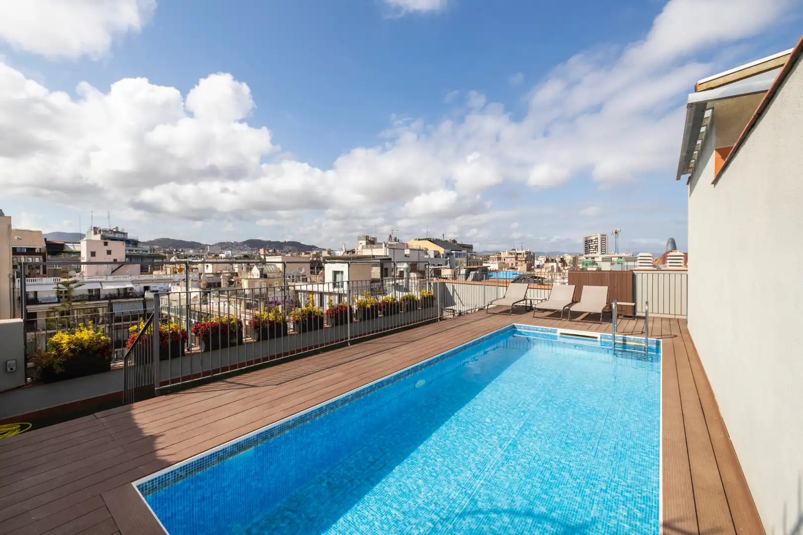 Swimming pool of Apartments for rent in Barcelona  with Air Conditioner, Heating and Terrace