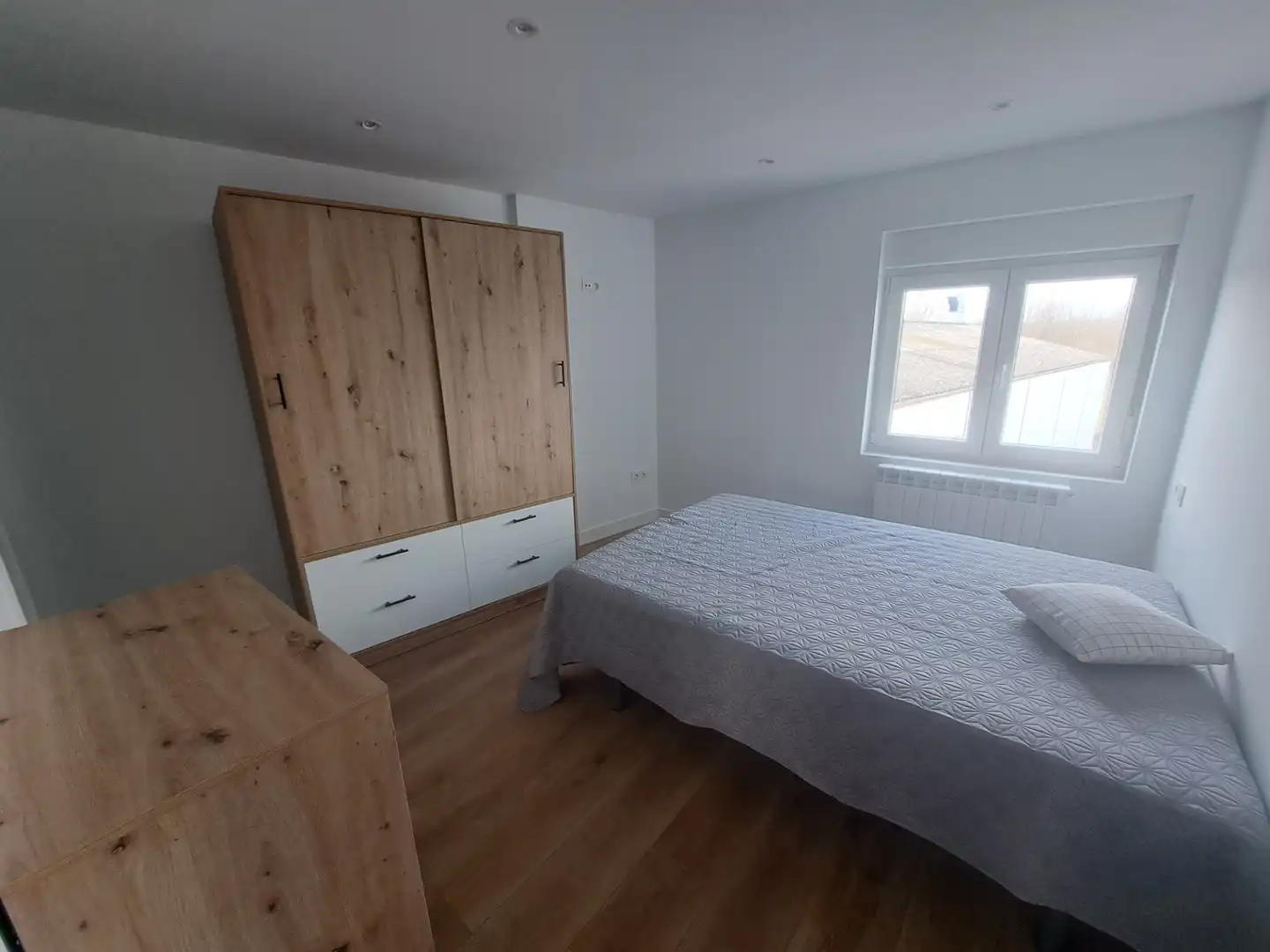 Habitación de Apartamento de alquiler en Sariegos con Calefacción, Parquet y Amueblado