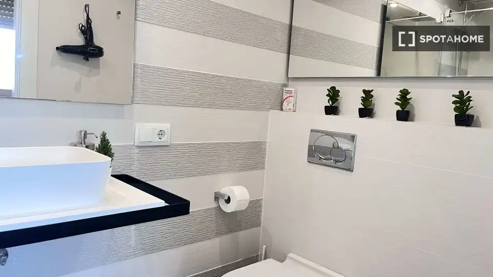 Badezimmer von Wohnung zur Miete in Valencia mit Klimaanlage, Heizung und Möbliert