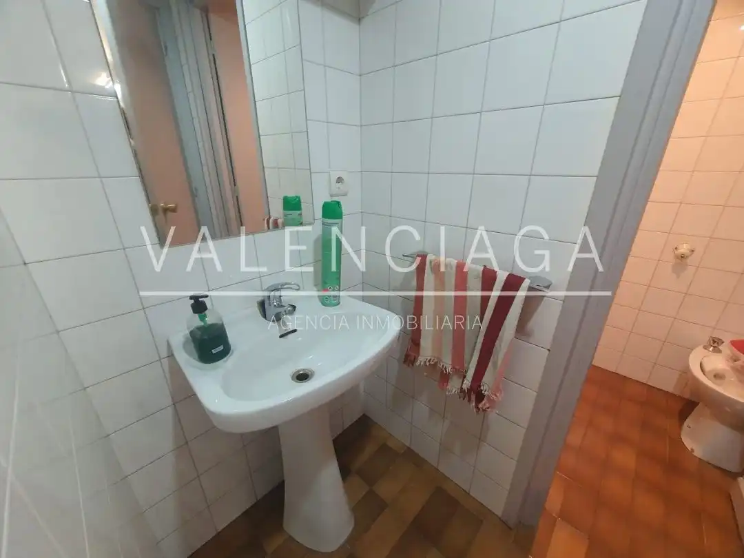 Badezimmer von Büro zum Verkauf in Beasain mit Heizung