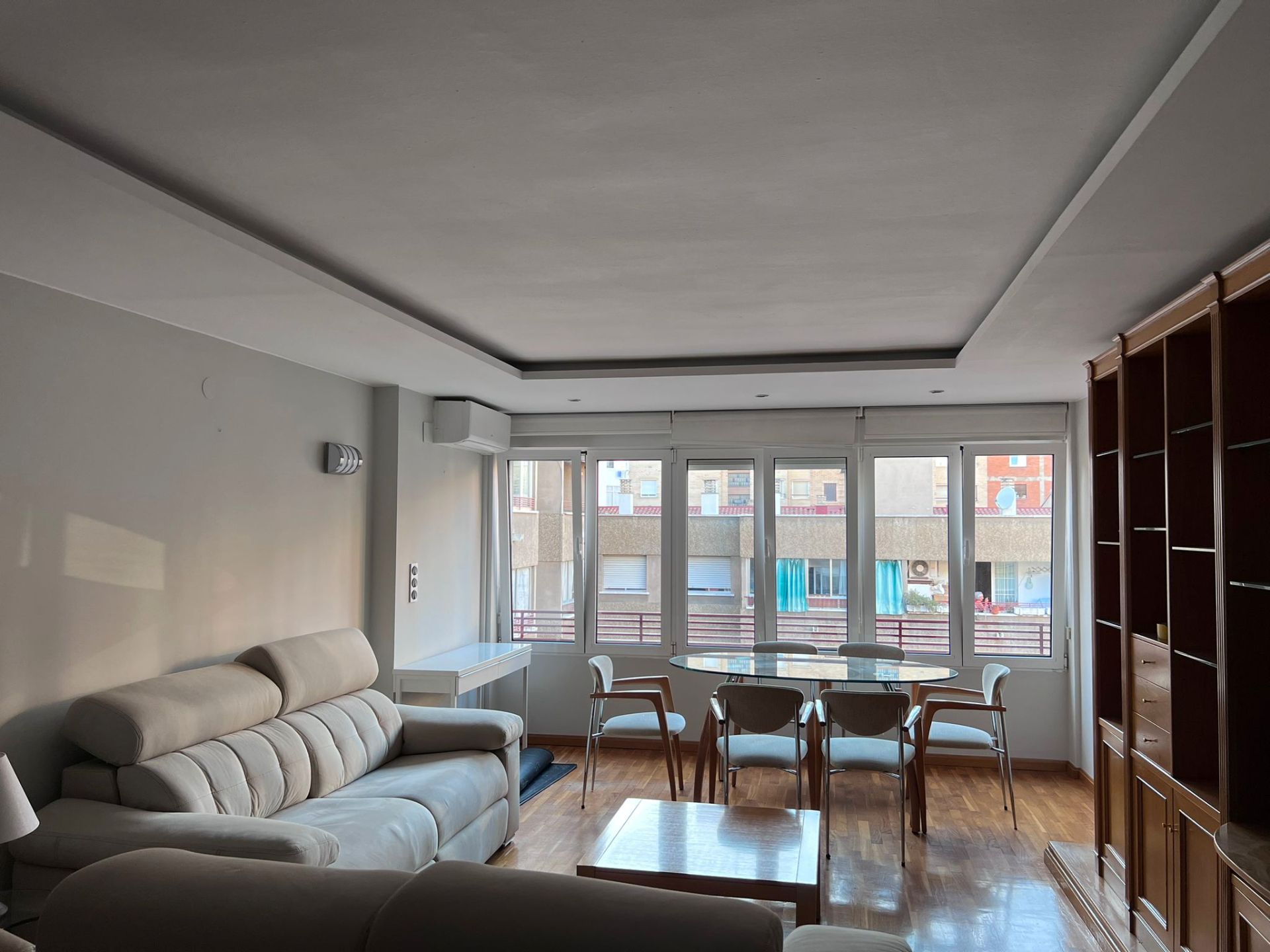 Sala d'estar de Pis de lloguer en  Zaragoza Capital amb Calefacció, Parquet i Moblat