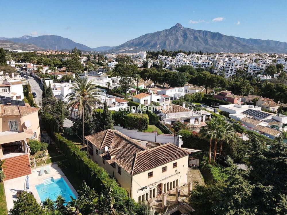 Vista exterior de Casa o xalet en venda en Marbella amb Jardí privat i Piscina