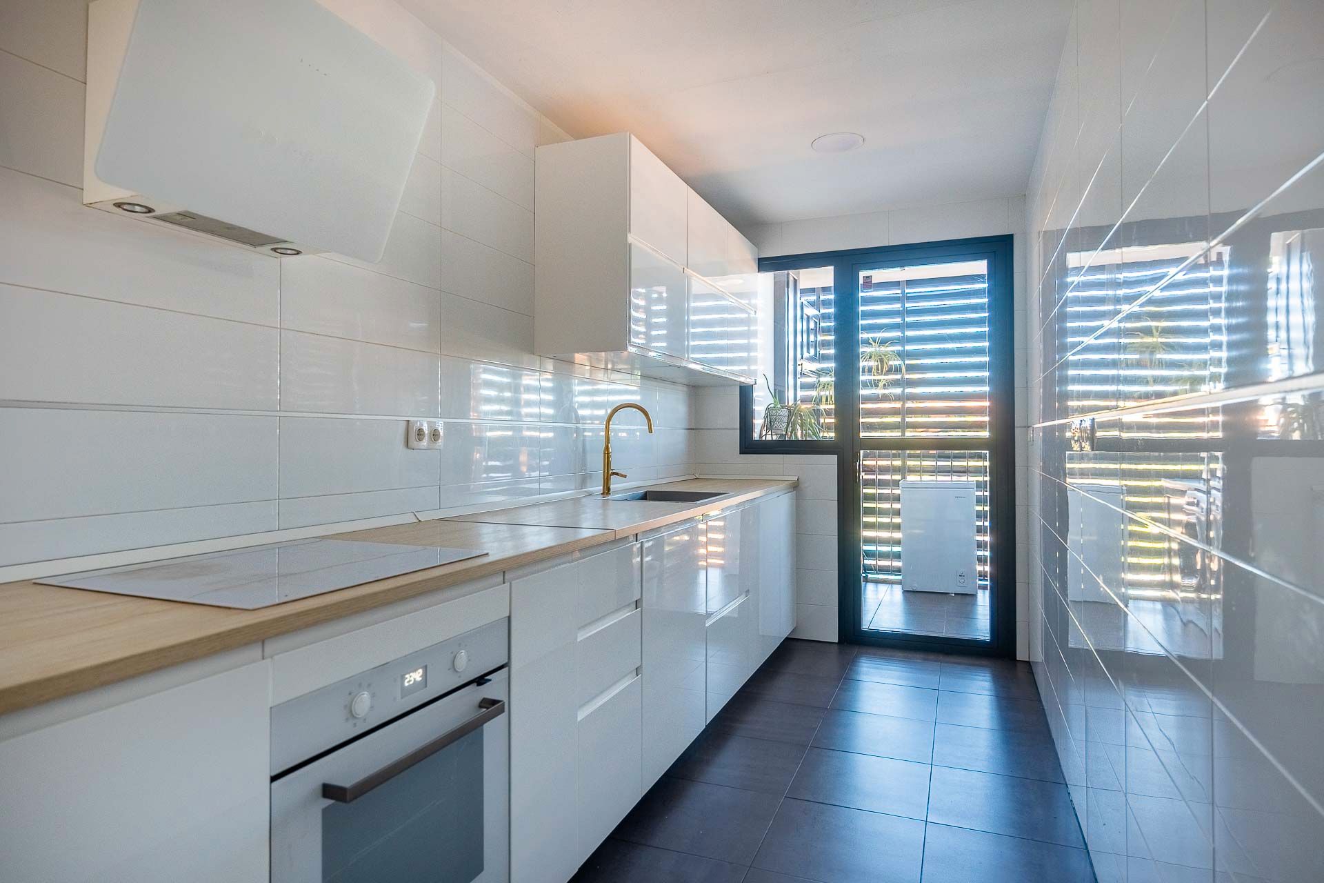 Cuina de Apartament en venda en San Juan de Aznalfarache amb Piscina comunitària