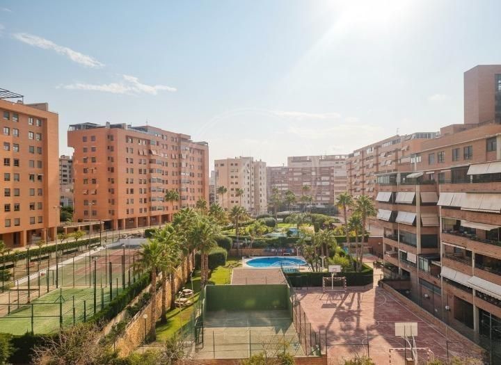 Vista exterior de Apartament en venda en Alicante / Alacant amb Terrassa i Piscina comunitària