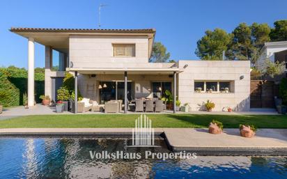 Exterior view of House or chalet for sale in Sant Cugat del Vallès  with Air Conditioner and Swimming Pool