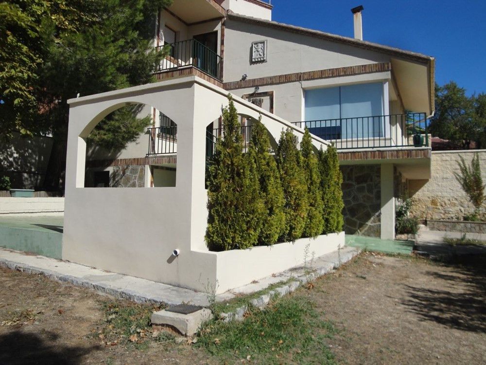 Exterior view of House or chalet for sale in La Lastrilla   with Heating