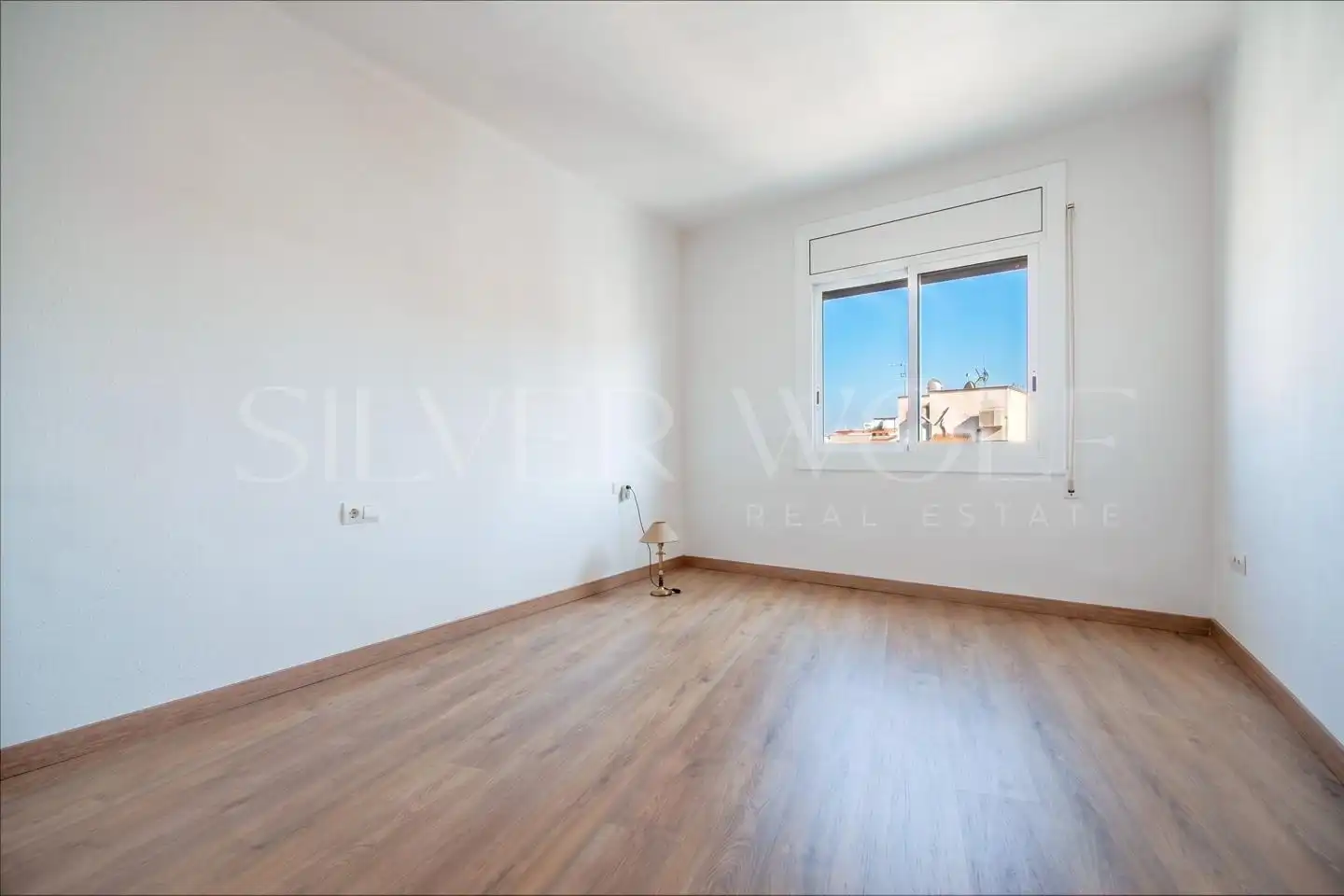 Schlafzimmer von Dachboden zum Verkauf in Vilanova i la Geltrú mit Parkett, Balkon und Alarm
