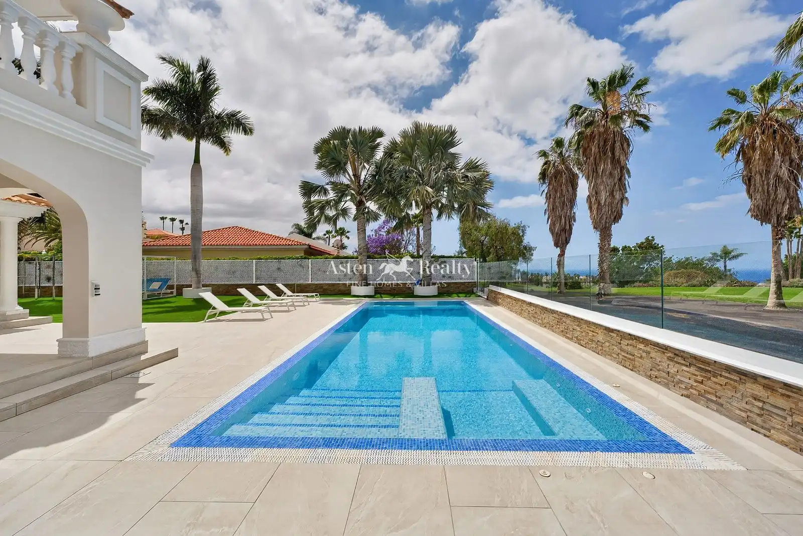 Casa con piscina en venta en Samarin